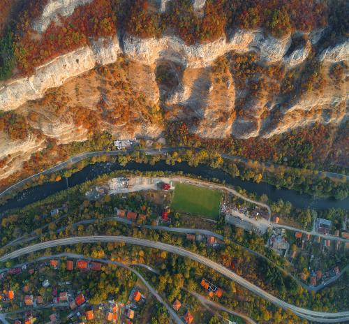 Есенно утро в Лакатник, Лакатнишките скали, изглед от дрон, въздушен поглед, колоритен цветен пейзаж