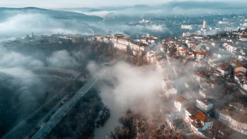 Северният вход на Велико Търново над река Янтра